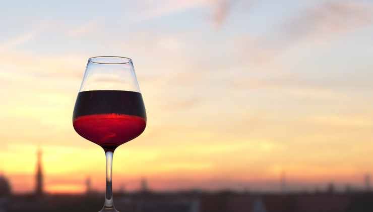 Calice di vino al tramonto