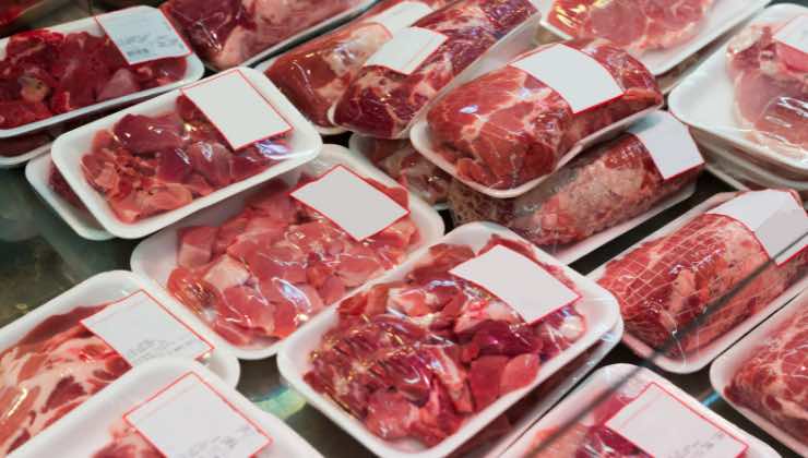 Carne preimballata al supermercato