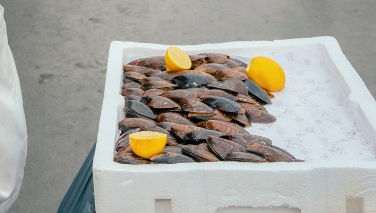 Cozze crude e limone