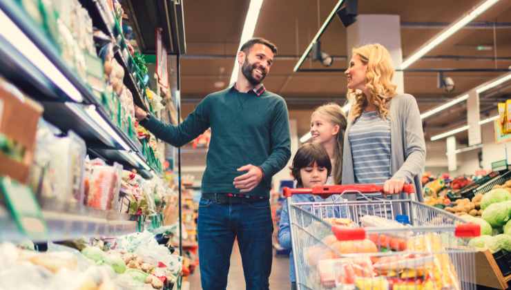 Famiglia spesa al supermercato