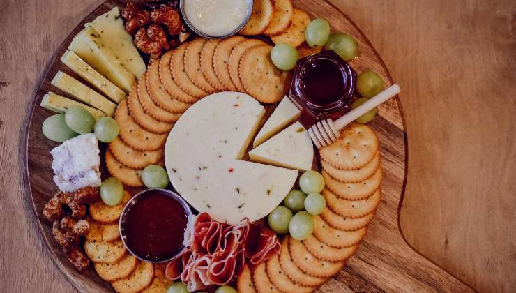 Fare uno spuntino con i crackers