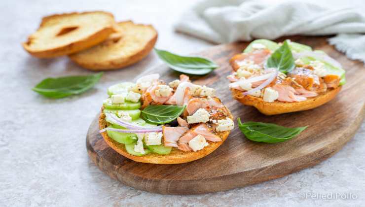 Friselle con avocado e salmone