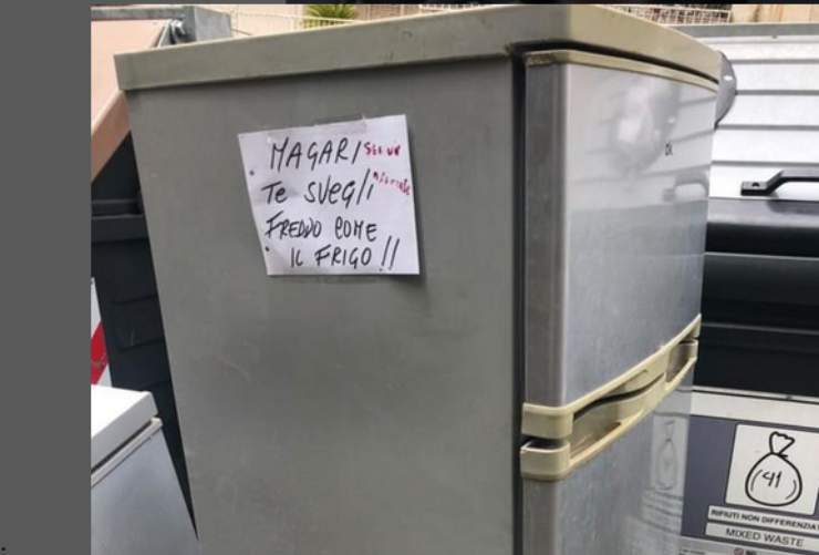 Il messaggio sul frigorifero