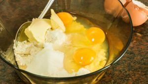 Mescolare uova, burro e farina