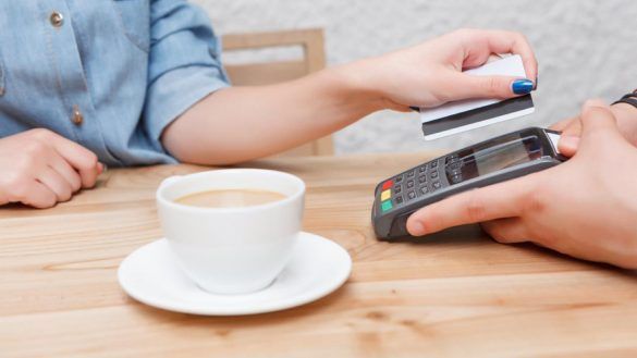 Pagare il caffè col bancomat