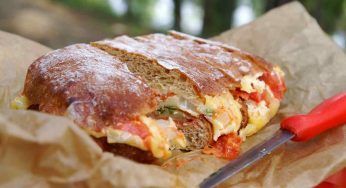 La vera ricetta del famoso “pane cunzatu siciliano”, ricco di ingredienti: goloso
