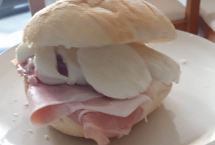 Panino con il prosciutto cotto