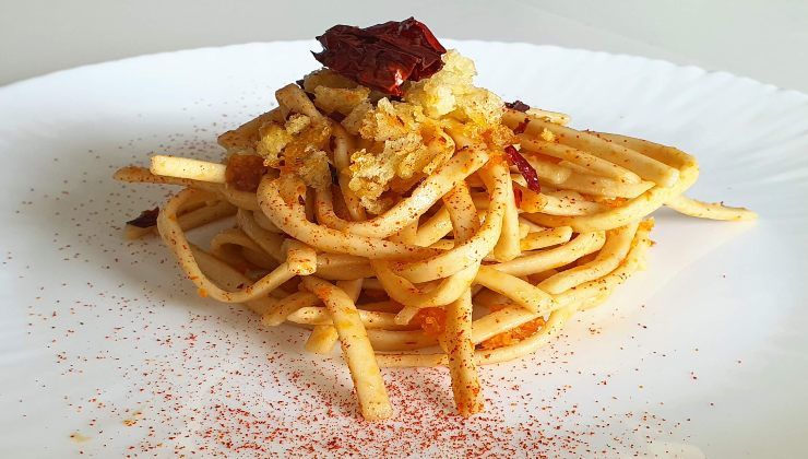 Pasta con peperoni e mollica 