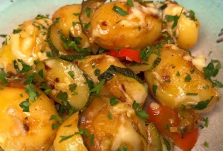 Patate in padella con verdure