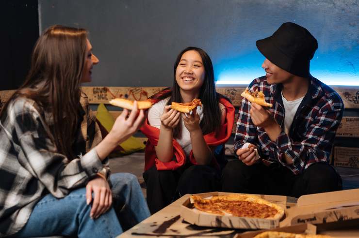 Persone che mangiano la pizza