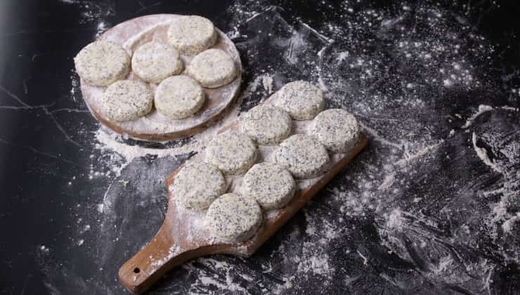 Ricotta cruda, cheesecake con semi di papavero 