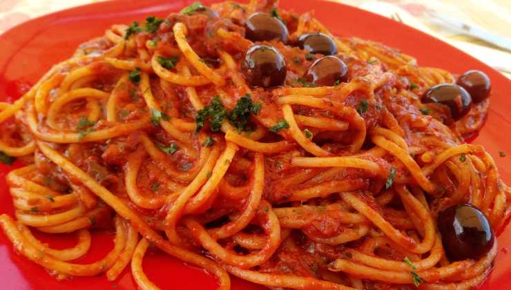 Spaghetti alla puttanesca alla romana