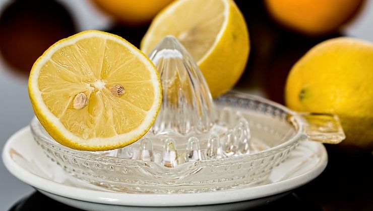 Succo di limone che disinfetta