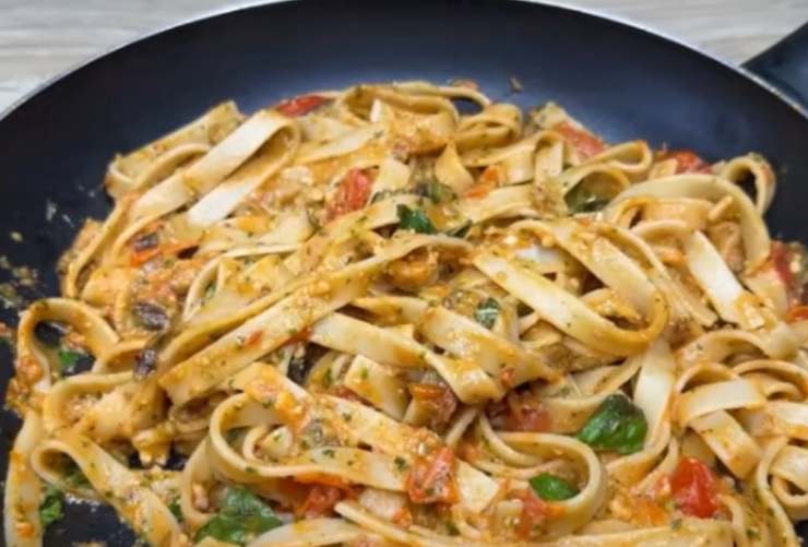 Tagliatelle al pesto rosso