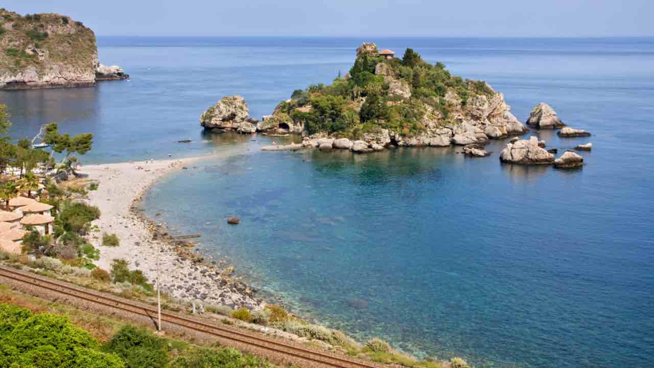 Among the Italian places to visit at least once in your life, here you will spend little