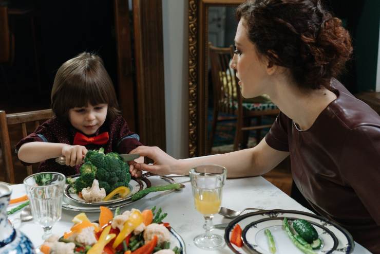 Un bambino che mangia