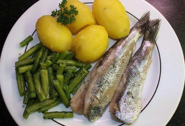 Un piatto a base di pesce e verdure