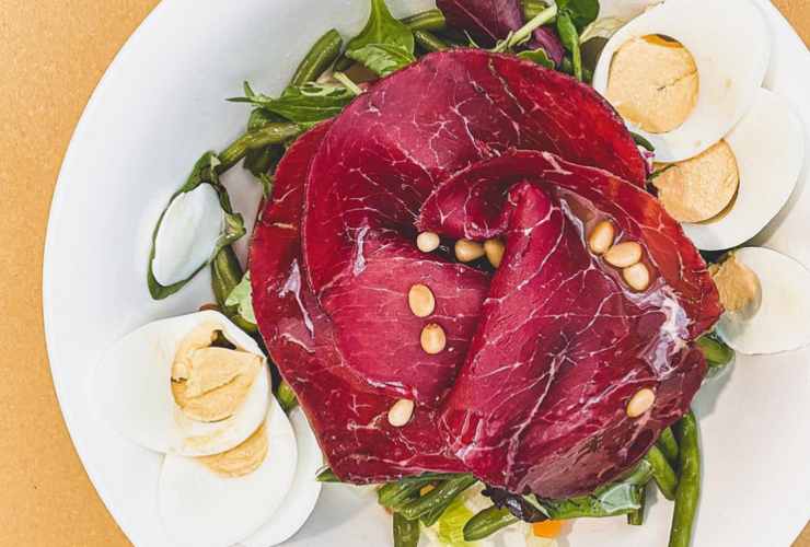 Un secondo piatto con bresaola