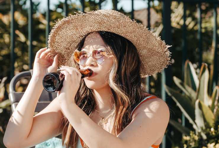 Una donna che beve una birra