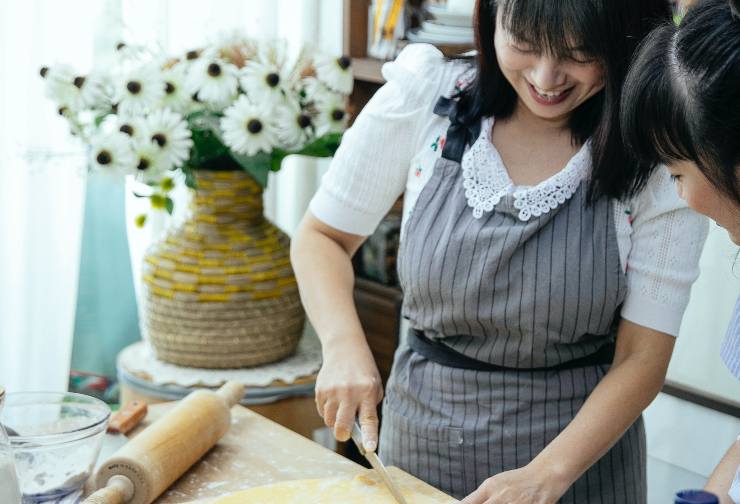 Una donna che cucina