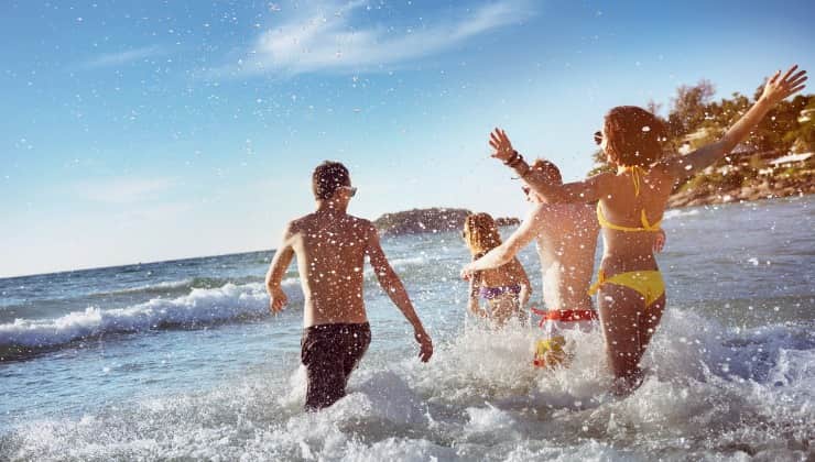 Amici fanno bagno in mare