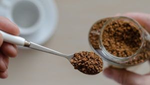 Barattolo di vetro con caffè solubile