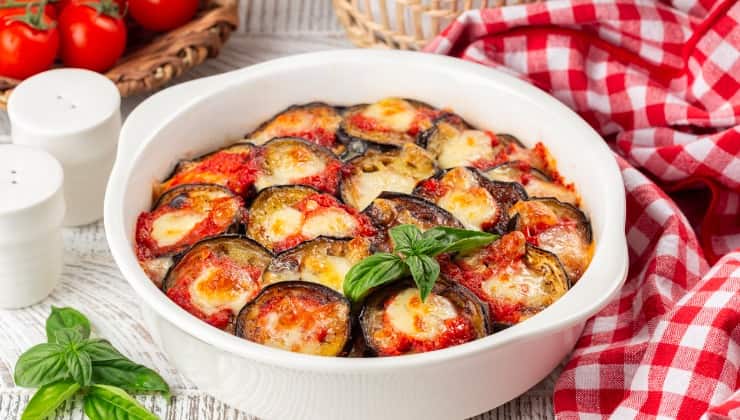 Casseruola parmigiana di melanzane al forno fatta in casa