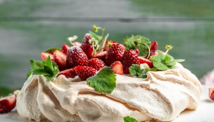 Deliziosa torta Pavlova con panna montata