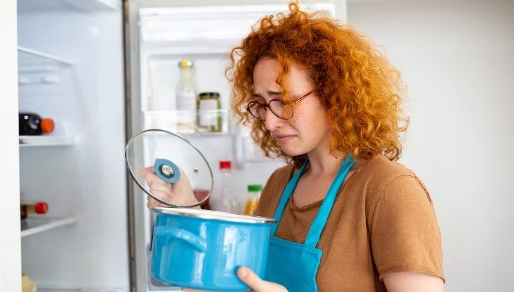 Donna guarda cibo andato a male