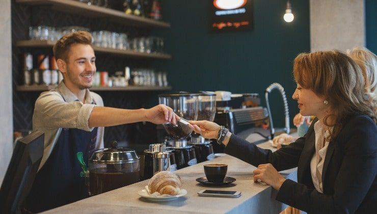 Donna paga la colazione al bar