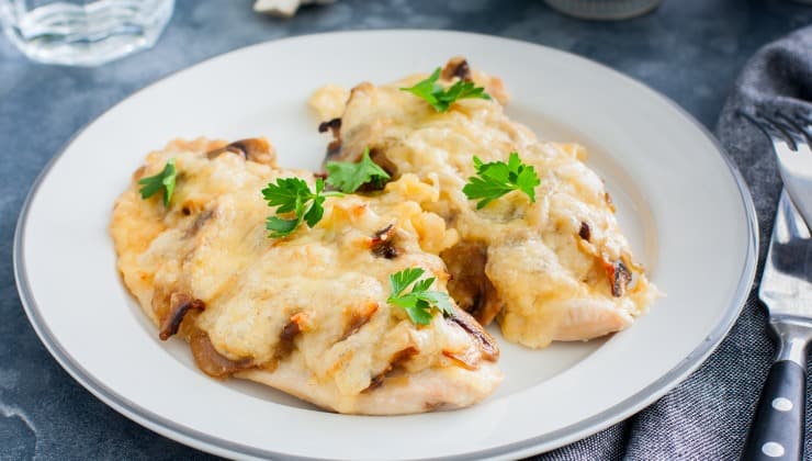 Filetto di pollo formaggio e funghi