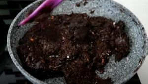 Impasto farina e cioccolato in padella