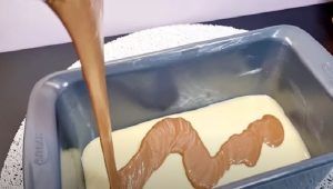 Impasto torta plumcake nello stampo