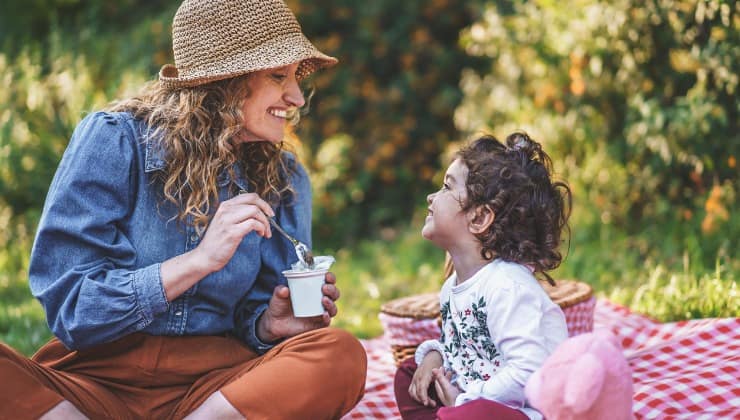 Madre serve yogurt alla figlia