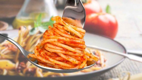 mangiare spaghetti con cucchiaio