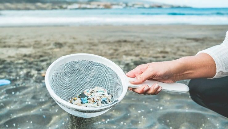 Microplastiche sulla spiaggia