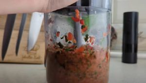 Mixer con peperoni, pomodori e aneto