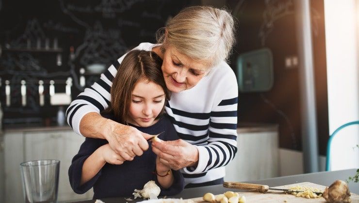 Nipote ascolta trucco della nonna in cucina