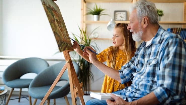 Nonno insegna trucchi di pittura al nipote