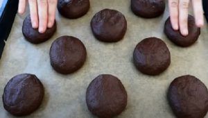 Palline di cioccolato su placca da forno