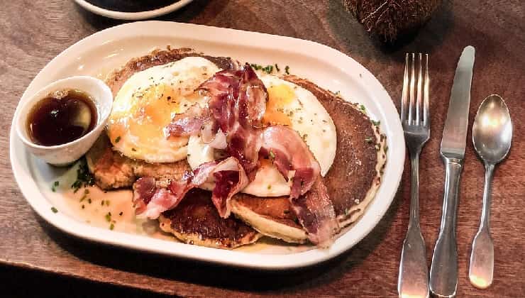 Pancake, uova e prosciutto