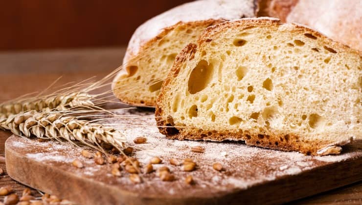 Pane a fette con spiga di grano