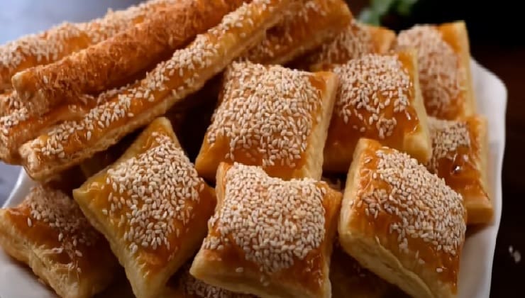 Pasta sfoglia morbida e dorata con semi di sesamo