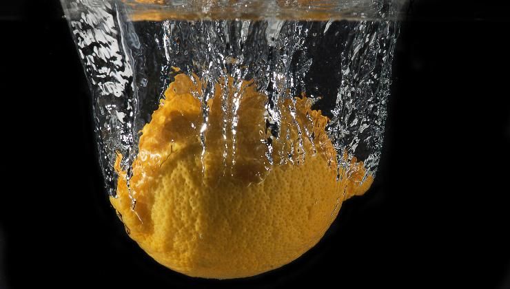 Acqua bollente sul limone