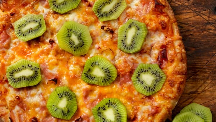 Pizza prosciutto e kiwi