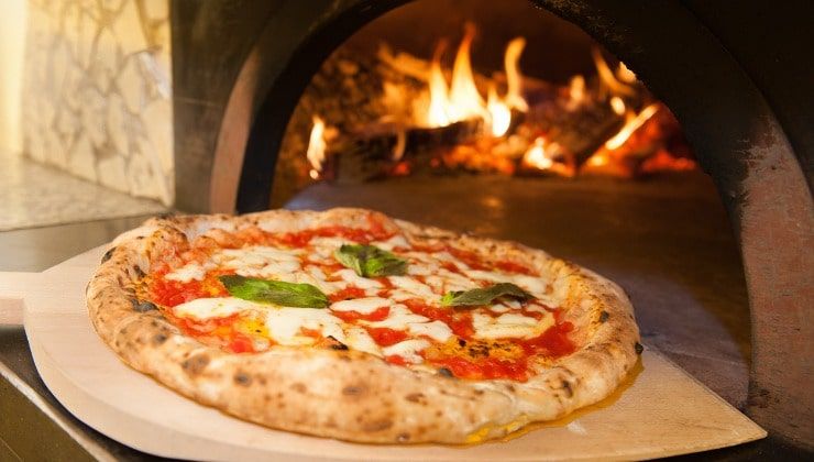 Pizza margherita al forno a legna