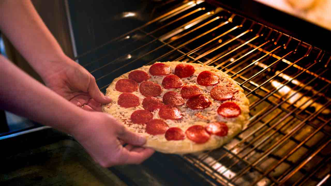 Come cuocere la pizza surgelata nel forno e in padella