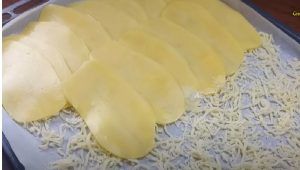 Placca da forno con mozzarella grattugiata e patate
