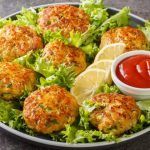 Polpette di zucchine su letto di insalata