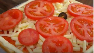 Pomodoro e mozzarella su fette di pane